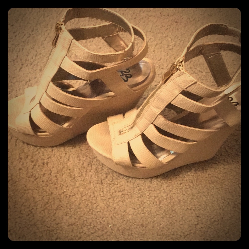 👠 Beautiful nude wedge heels  👠